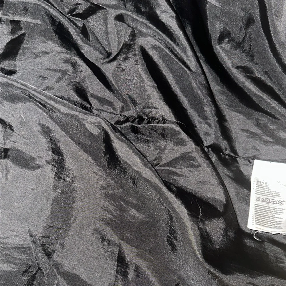GAP kids large Black Puffer Jacket Sleek and Versatile
